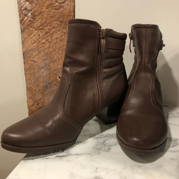 Size 6 ankle boots - extremely comfortable - Picture 2 of 5